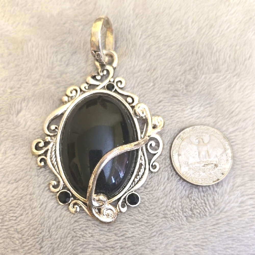 #225 Vintage Silver And Black Tone Pendant - Picture 2 of 4